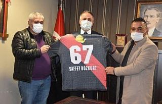 Başkan Bozkurt’a maden şehidi forması