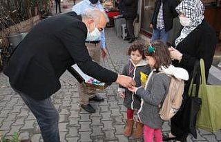 Başkan Bozkurt’tan çocuklara çikolata ikramı