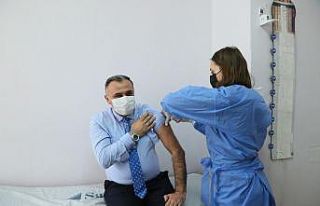 Başkan Cabbar korona virüs aşısı oldu