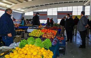 Başkan Çakın, pazar esnafının dertlerini yerinde...