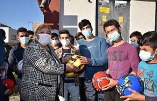 Başkan Erdem gençleri futbol topuyla sevindirdi