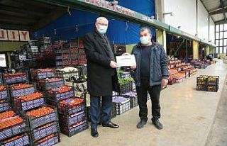 Başkan Kurt hal esnafını ziyaret etti