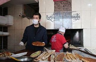 Başkan ocağın başına geçip esnaf için destek...