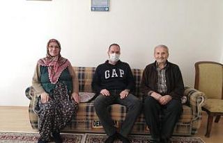 Başkan Özdemir kendisine şiir yazan Ali Yılmaz’ı...