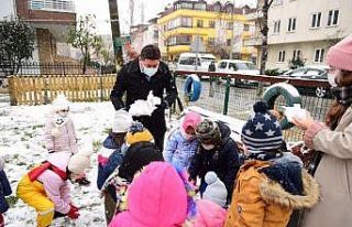 Başkan Tören, çocukların kar mutluluğuna ortak...