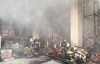 Başkentte çıkan yangında gıda deposu küle döndü