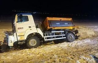 Başkent’te kar küreme aracı su kanalına devrildi:...