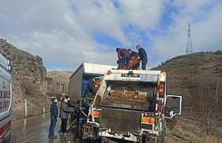 Başkent’te tır ile çöp kamyonu çarpıştı:...