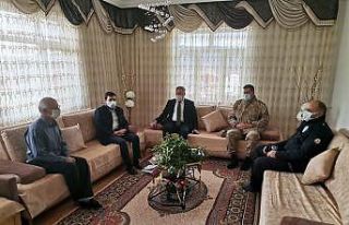 Baskil Kaymakamı Yılmaz, gazileri evinde ziyaret...