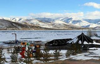 Bayburt’ta buz tutan gölet ve akarsular kartpostallık...