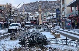 Bayburt’ta lapa lapa kar yağışı