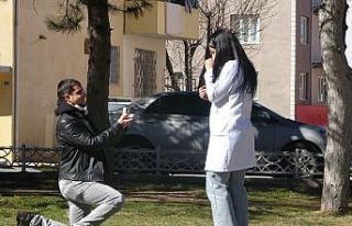 Bayılma numarasıyla hemşire sevgilisine evlilik...