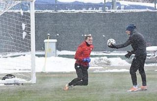 BB Erzurumspor yoğun kar yağışı altında çalıştı