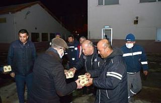 Belediye Başkanı Ekicioğlu, gece mesaisindeki personelini...