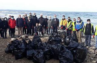 Belediye başkanı eldivenleri giydi, sahili çöplerden...