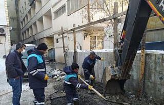 Belediye ekipleri soğuk havaya meydan okuyor