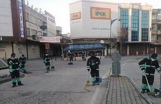 Belediye ekipleri sokak sokak temizlik yapıyor