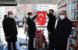 Belediyeden esnafa bayrak hediyesi