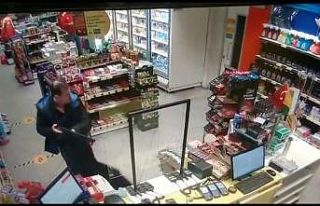 Benzin istasyonundaki silahlı soygun anı güvenlik...