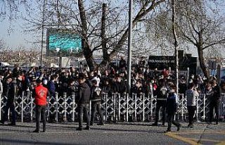 Beşiktaş’a taraftarlardan meşaleli karşılama