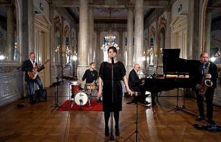 Beyoğlu Online Standards İpek Göztepe Konseri sanatseverlerle...