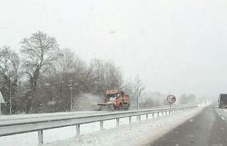 Biga’da yoğun kar nedeniyle ağır tonajlı araçlar...