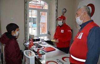 Biriktirdiği harçlıkları Kızılay’a bağışladı