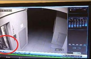 Bisiklet hırsızlığı apartmanın güvenlik kamerasına...