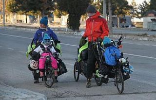 Bisikletleriyle dünya turuna çıkan iki çocuklu...