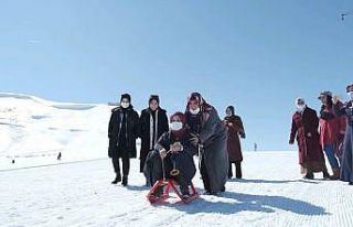 Bitlisli kadınların kayak keyfi