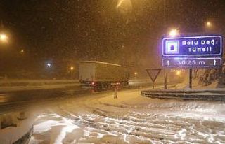 Bolu Dağı’nda yoğun kar yağışı etkili oluyor