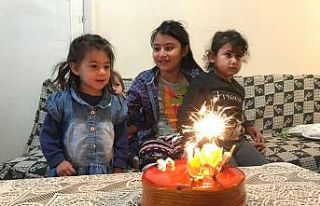 Bu çocukların yüzü bir pastayla gülüyor