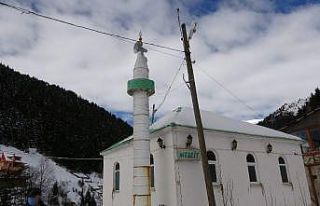 Bu mescidin minaresi petrol varillerinden