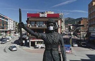 Bucak Belediyesinden Oğuzhan Anıtı’na maske