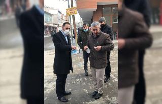 Bulanık’ta maske dağıtımı