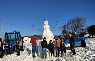Bursa’da 4 metrelik dev kardan adam görenleri şaşırtıyor