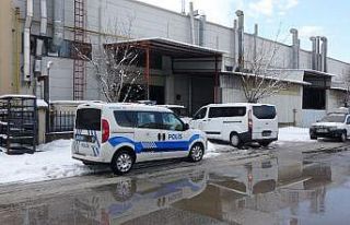 Bursa’da fabrikada devrilen makinenin altında kalan...