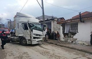 Bursa’da kontrolden çıkan tır eve çarptı: 1...