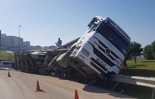 Bursa’da tır virajı alamayınca yan yattı