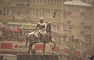 Bursalılar yoğun kar altında yürüdü