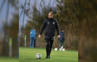 Bursaspor Teknik Direktörü Mustafa Er kadro kurmakta...