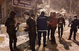 Bursasporlu taraftarlardan jandarma personele çay...