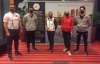 Buz pateni sporcularının gözü madalyada