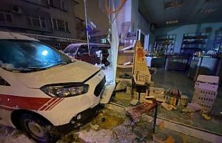 Buz pistine dönen caddede kayan hafif ticari araç,...