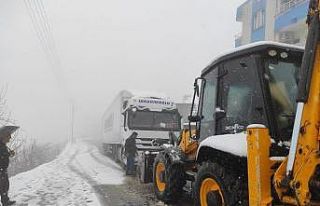Buzlanan yolda yokuşu çıkamayan araçların yardımına...