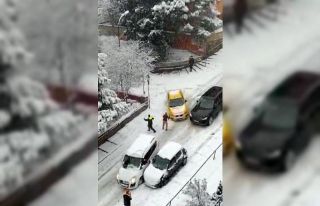 Buzlanmış yolda kayan lüks otomobil sokağı savaş...