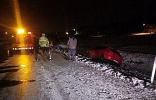Buzlu yolda kayan otomobil kanala düştü