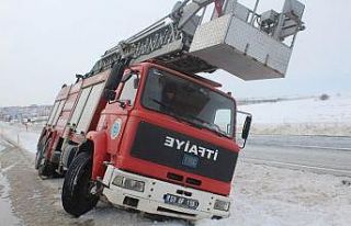 Buzlu yolda kontrolden çıkan itfaiye aracı devrildi