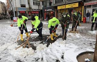 Cadde ve kaldırımlar kardan temizleniyor