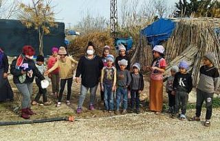 Çadırda yaşayan çocuklar üşümeyecek